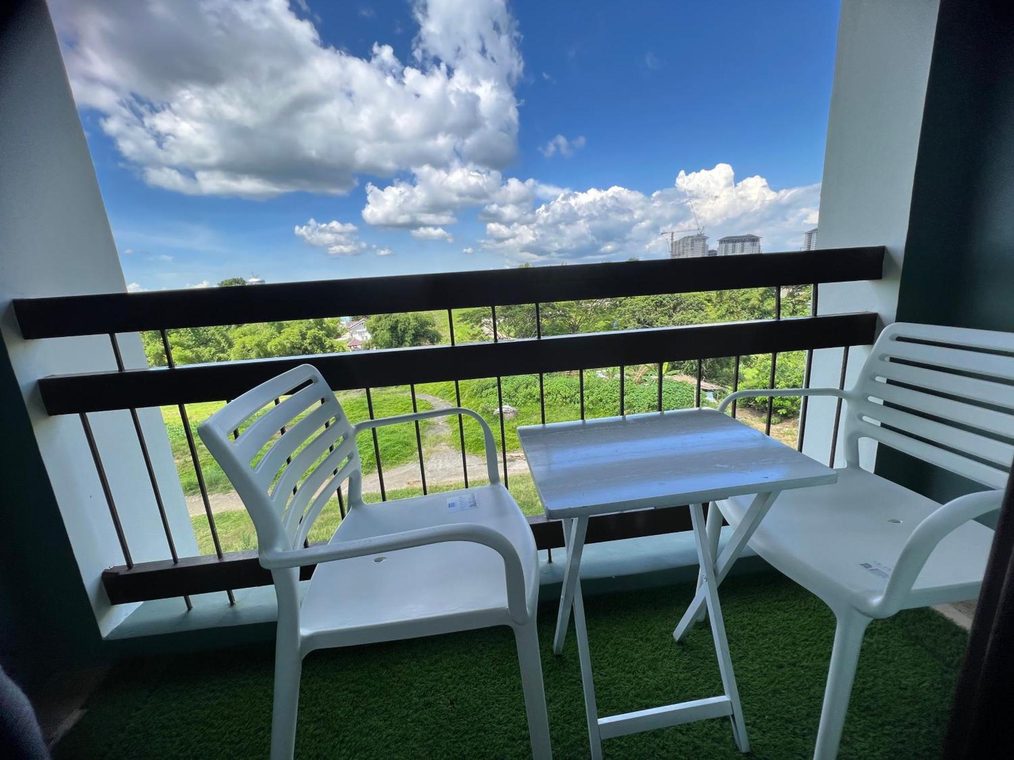 טגאיטאי Cozyvilla At Pine Suites Tagaytay 2Br Or Studio With Free Parking Studio Offsite 2Br And Deluxe Studio Basement מראה חיצוני תמונה